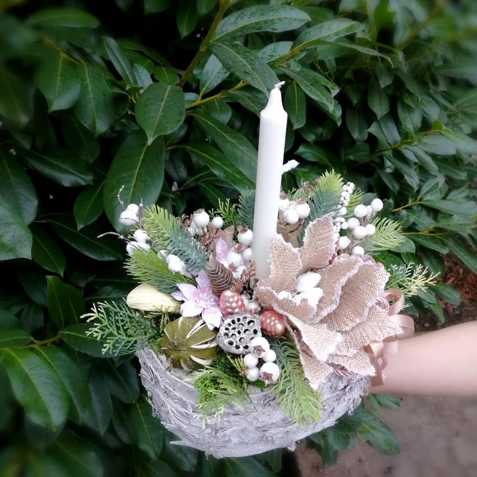 Svietnik s adventnou dekoráciou